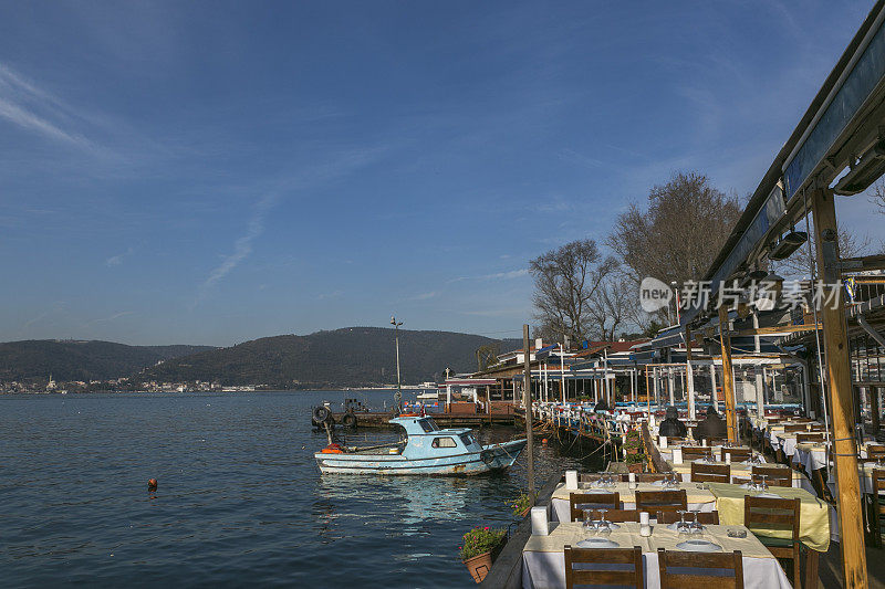 土耳其伊斯坦布尔的anadolukavagi beykoz，博斯普鲁斯海峡边的露天鱼类餐馆